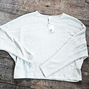 H&M Cream polyester sweater/long sleeve